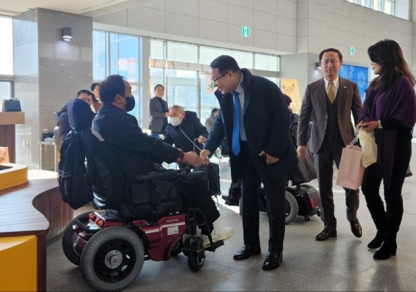 척수바자회 익산시장.jpg
