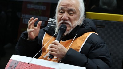 2심은 또 “장애인 이동권이 보장되지 않는 현실을 알리려는 목적을 고려하더라도, 다른 합법적 수단을 강구하지 않고 수백장의 스티커를 부착해야 할 긴급성이나 불가피성, 상당성이 인정되??