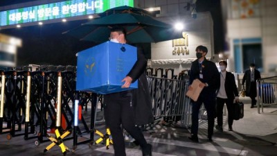 경찰, 대통령실 압수수색 8시간 대치 끝 '빈손'...극히 일부 자료 제출, 유감