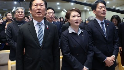 ‘성탄절’ 교회 찾은 與 정청래·野 장동혁